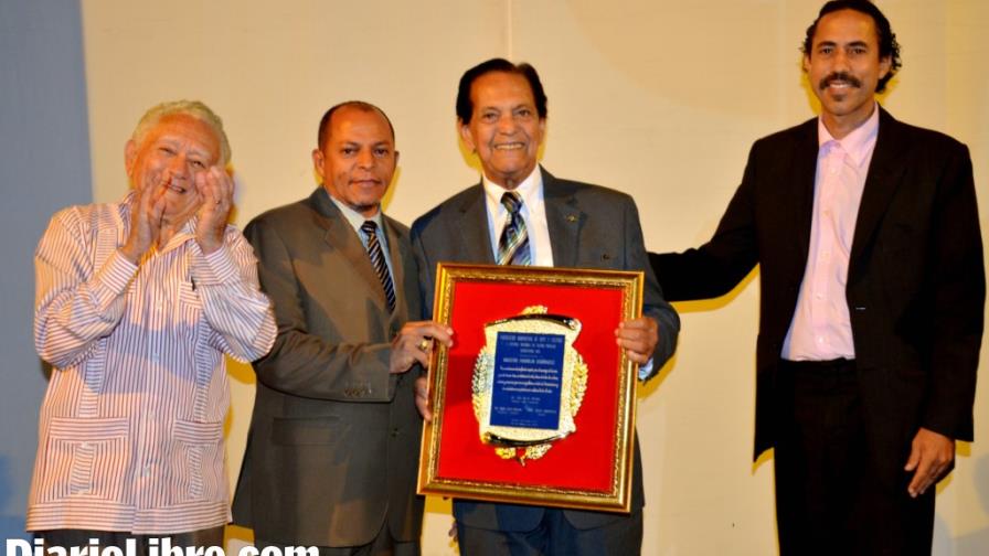 Franklin Domínguez, reconocido en “Mayoteatro”
