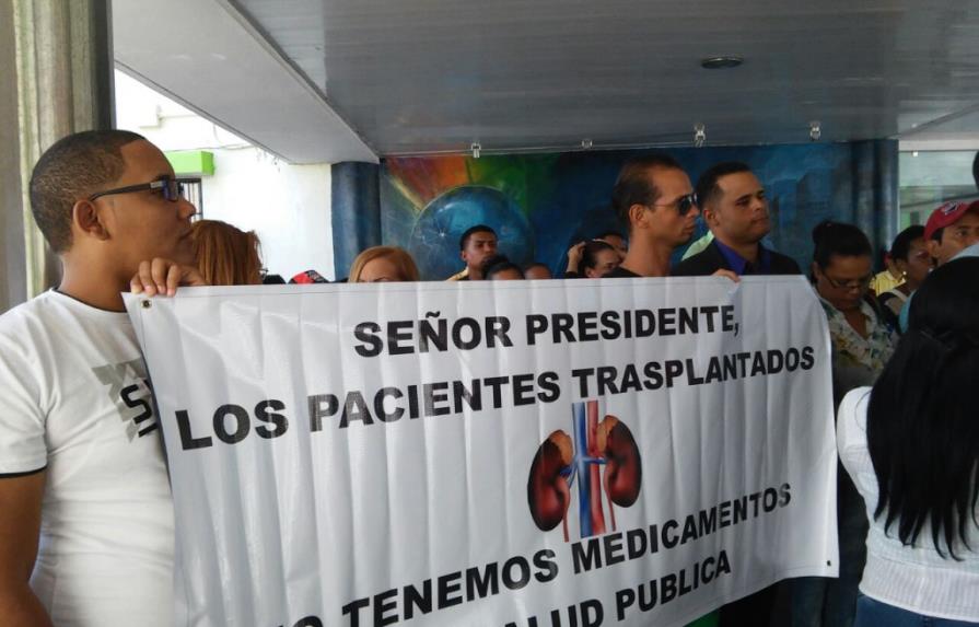 Pacientes con trasplantes de órganos protestan por falta de medicamentos