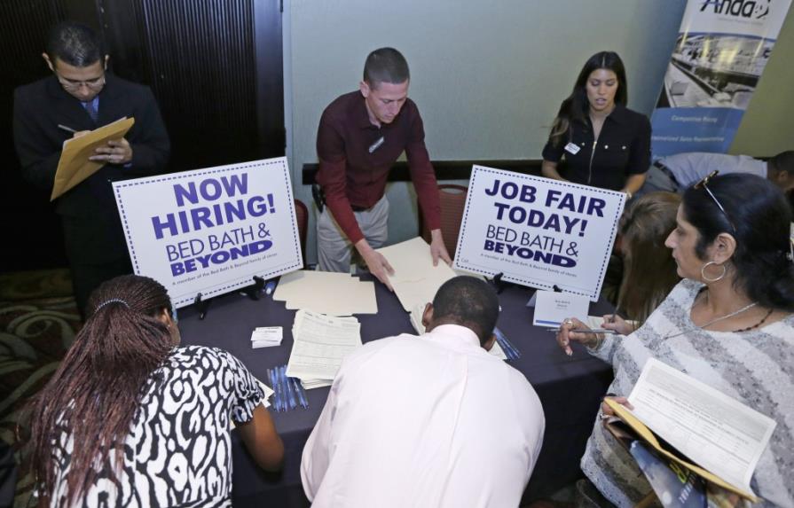 Caen tasas de desempleo en 23 estados de Estados Unidos en abril