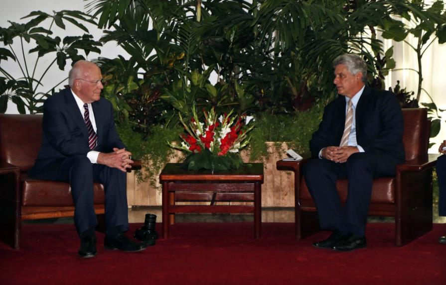 Senadores de EE.UU. visitan Cuba y se reúnen con Vicepresidente