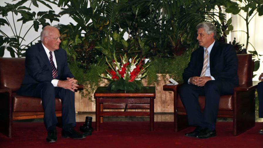 Senadores de EE.UU. visitan Cuba y se reúnen con Vicepresidente