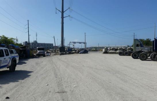 Miembro de sindicato, con pistola en mano, paraliza operaciones en Puerto Caucedo