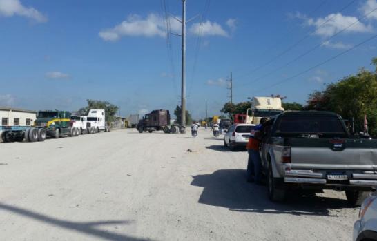 Miembro de sindicato, con pistola en mano, paraliza operaciones en Puerto Caucedo