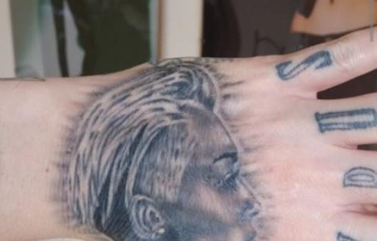 Fanático que tiene 29 tatuajes de Miley Cyrus se los quiere quitar