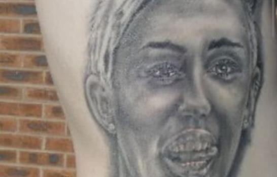 Fanático que tiene 29 tatuajes de Miley Cyrus se los quiere quitar