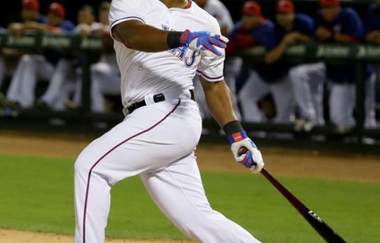 Yovani Gallardo sigue intratable; Rangers vencen a Azulejos