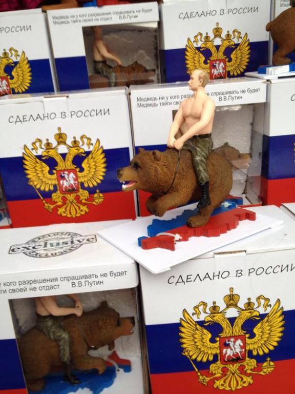 Sale a la venta una estatuilla con un musculoso Putin subido en un oso