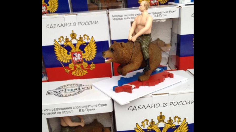 Sale a la venta una estatuilla con un musculoso Putin subido en un oso Sale a la venta una estatuilla con un musculoso Putin subido en un oso