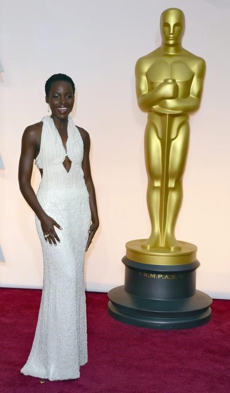Roban el vestido de perlas que Lupita Nyongo lució en los Óscar