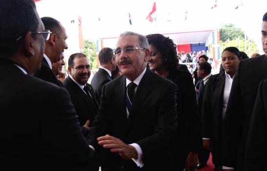 Presidente Medina llega puntual a la sede del Congreso Nacional