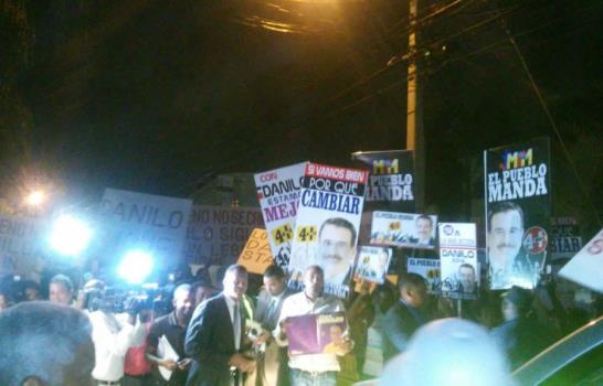 Partidarios de la reelección llegan con carteles a la Casa Presidencial del PLD