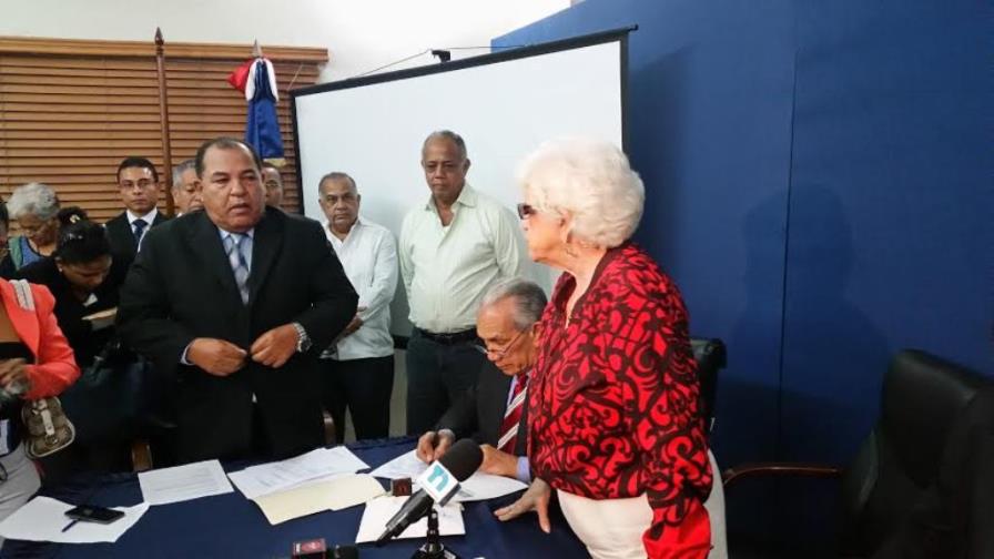 Hipólito formaliza inscripción de su precandidatura presidencial por el PRM Hipólito formaliza inscripción de su precandidatura presidencial por el PRM