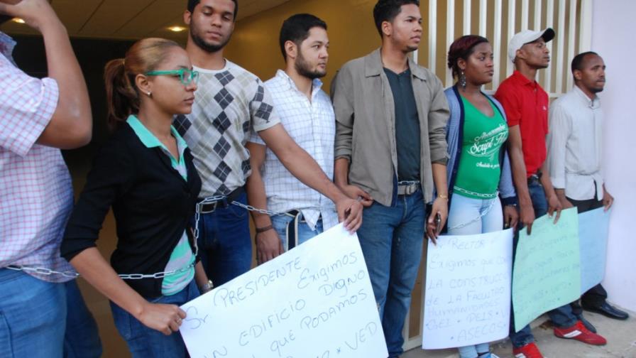 Estudiantes de la UASD se encadenan por obras