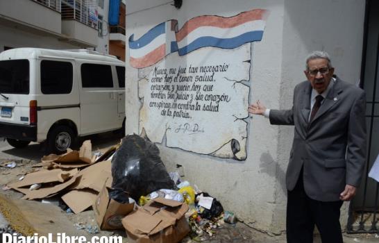Indignación por la colocación de basura en un mensaje de Duarte Indignación por la colocación de basura en un mensaje de Duarte