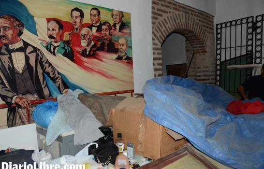 Indignación por la colocación de basura en un mensaje de Duarte Indignación por la colocación de basura en un mensaje de Duarte