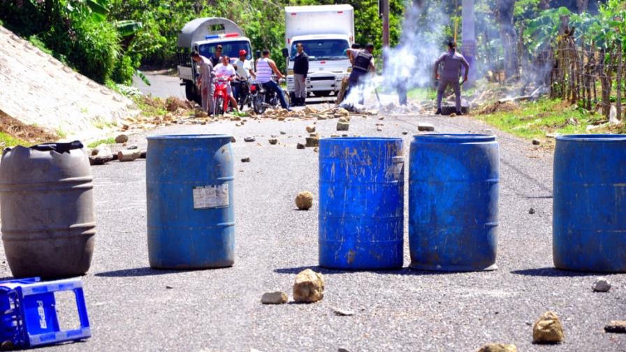 Baitoa inicia un paro de 24 horas reclamando obras