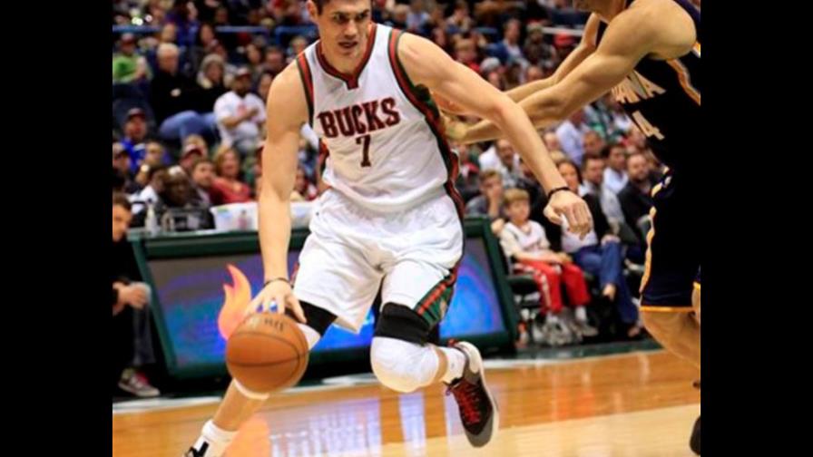 Ersan Ilyasova anota 34 y Bucks superan a Pacers