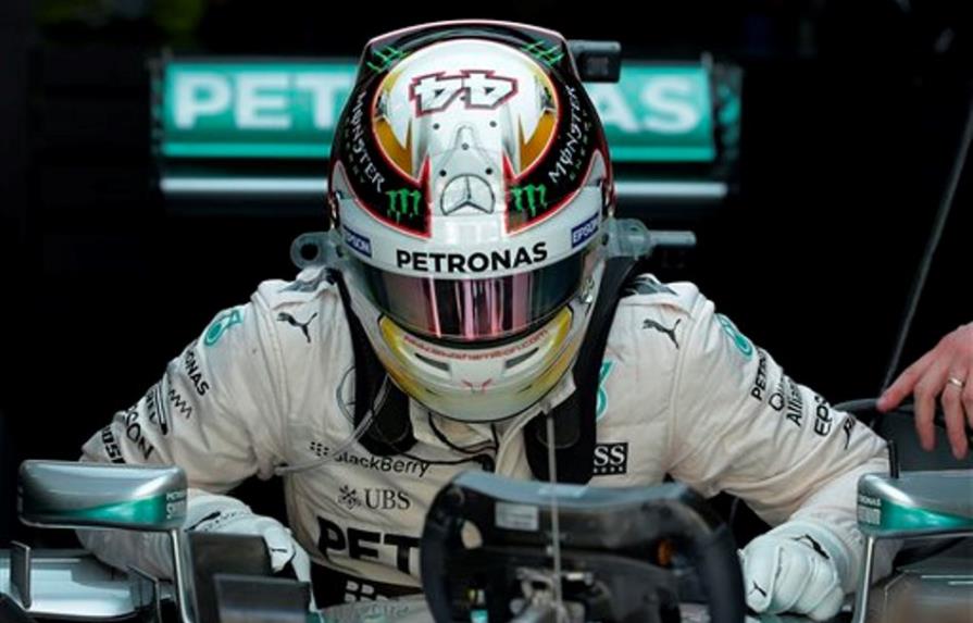 Lewis Hamilton supera un contratiempo, lidera prácticas en Malasia