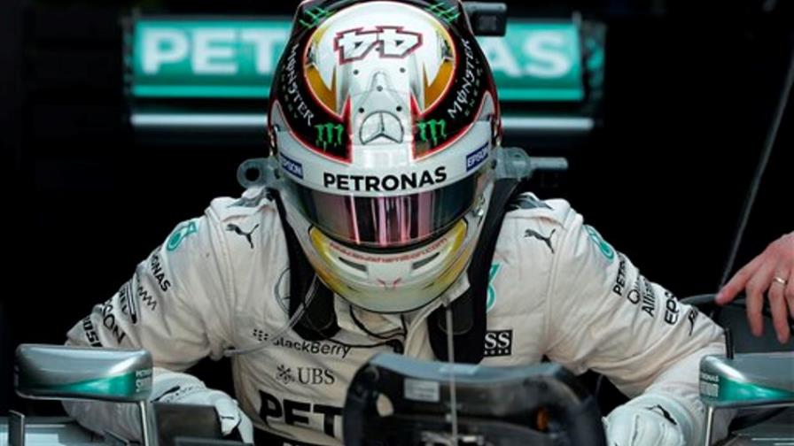 Lewis Hamilton supera un contratiempo, lidera prácticas en Malasia