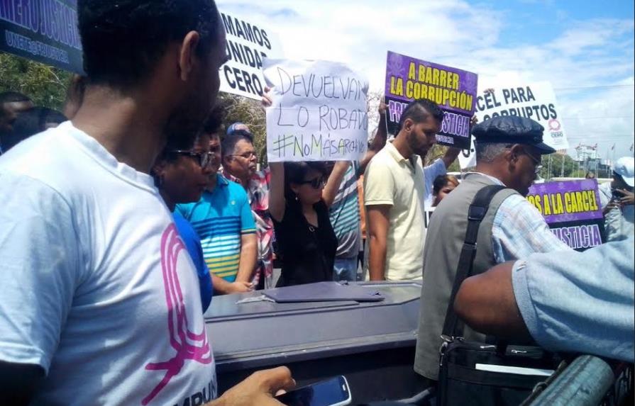 Manifestantes llevan ataúd frente a la Suprema para enterrar a la justicia dominicana