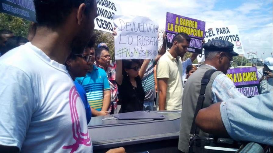 Manifestantes llevan ataúd frente a la Suprema para enterrar a la justicia dominicana Manifestantes llevan ataúd frente a la Suprema para enterrar a la justicia dominicana