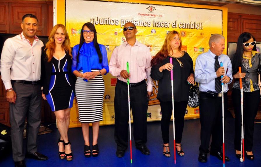 Fundación Francina Hungría entrega bastones a no videntes en Santiago