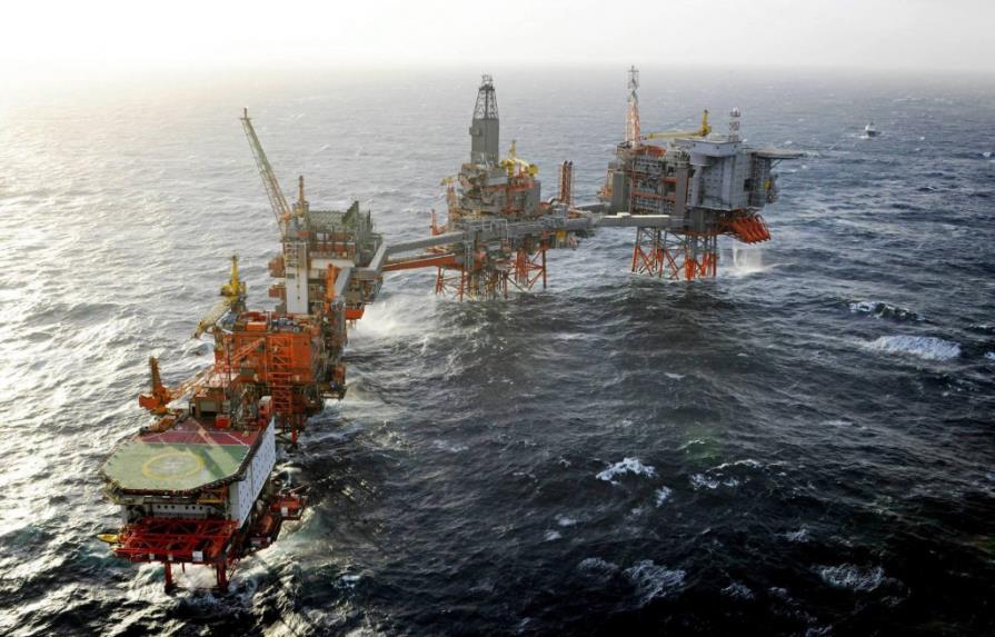 El petróleo de Texas baja un 4,9 % aunque cierra con balance semanal positivo