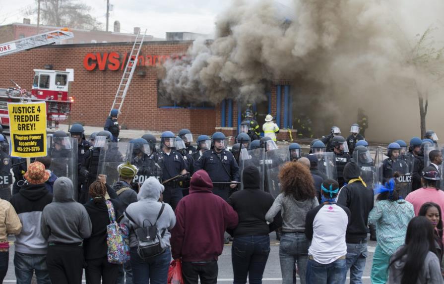 Alcaldesa de Baltimore impone toque de queda tras disturbios