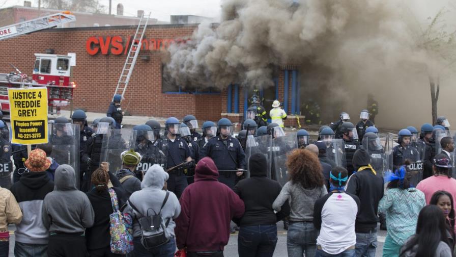 Alcaldesa de Baltimore impone toque de queda tras disturbios