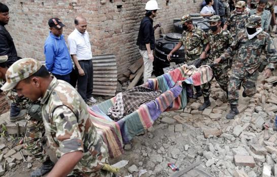 Una mujer parapléjica sobrevive tres días bajo los escombros en Nepal