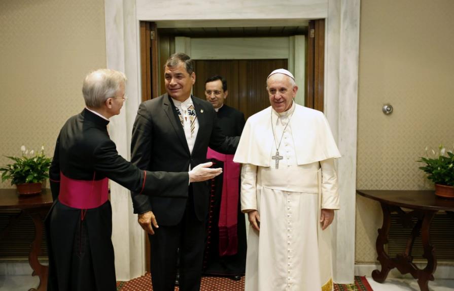 Papa Francisco recibe a Rafael Correa para ultimar detalles de su visita a Ecuador