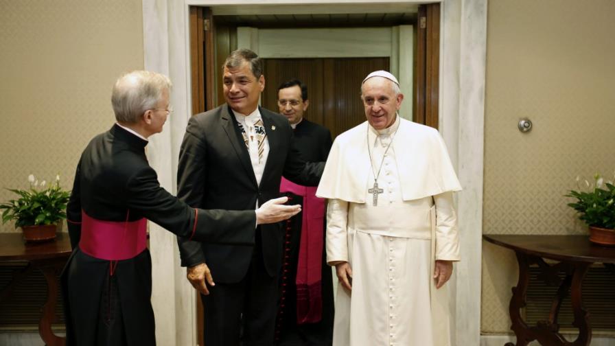 Papa Francisco recibe a Rafael Correa para ultimar detalles de su visita a Ecuador