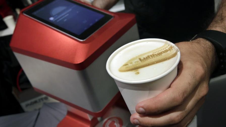 Presentan máquina que pinta sobre la espuma del café