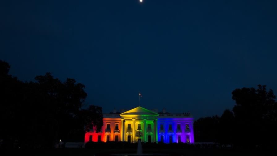 La Casa Blanca luce iluminada con los colores del arco iris