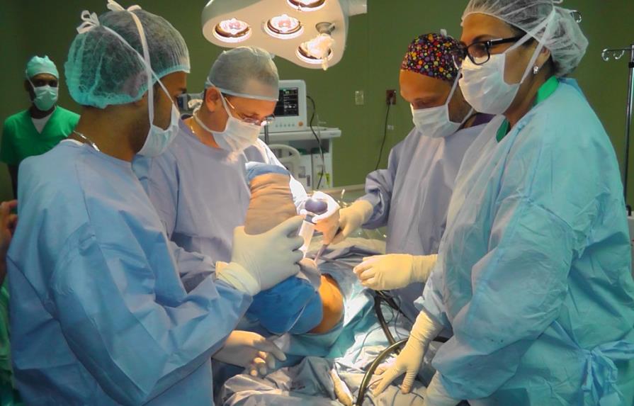 Especialistas Hospital Ney Arias Lora hacen primera prótesis de rodilla en el país