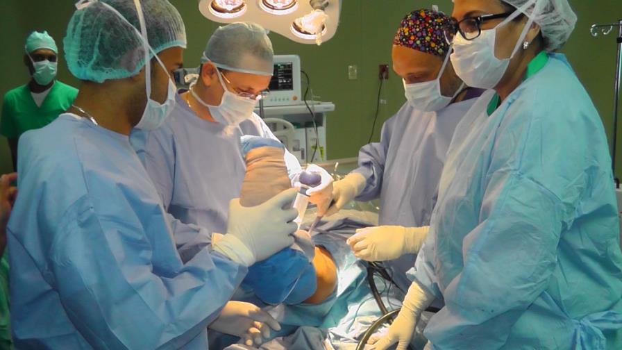 Especialistas Hospital Ney Arias Lora hacen primera prótesis de rodilla en el país