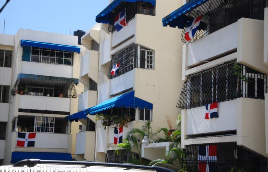 Dominicanos elevaron la bandera nacional