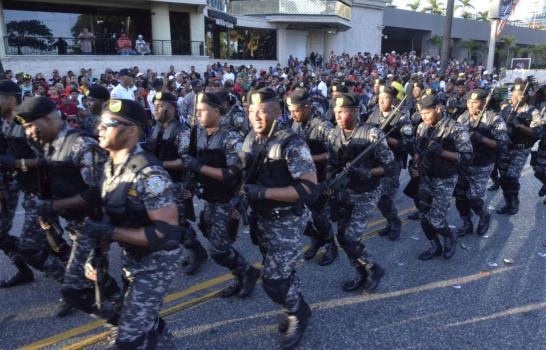 Tropas de las FF.AA y la Policía hacen tradicional desfile en el Malecón
