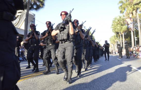 Tropas de las FF.AA y la Policía hacen tradicional desfile en el Malecón