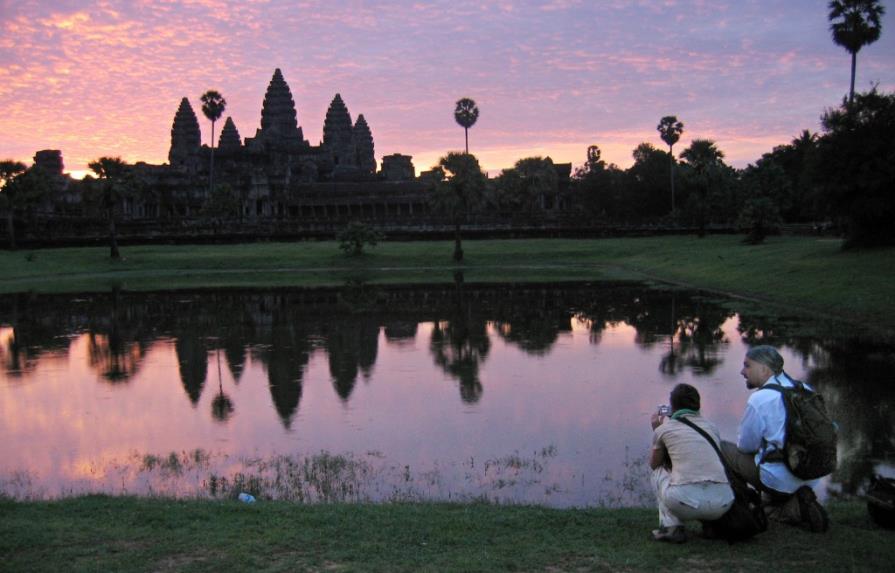 Fotos de turistas desnudos en templos indignan a camboyanos