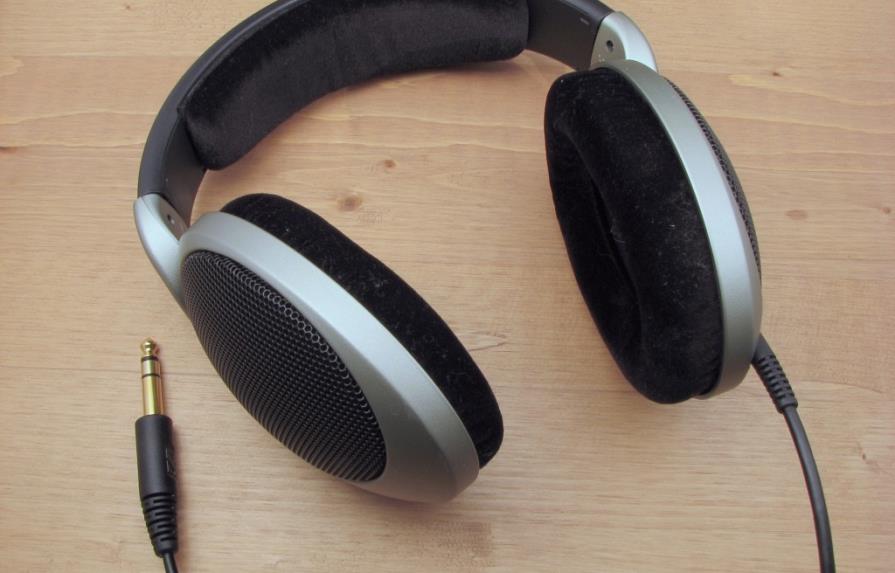 ONU alerta de daño auditivo por alto volumen en dispositivos