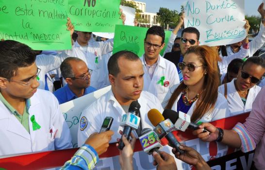 Médicos de Santiago reclaman revisión de exámenes reprobados