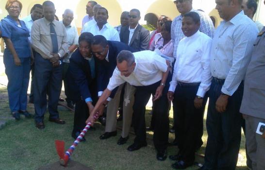 Dejan reiniciados trabajos de remozamiento de Catedral y la Iglesia Santa Cruz de Barahona Dejan reiniciados trabajos de remozamiento de Catedral y la Iglesia Santa Cruz de Barahona