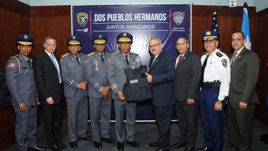 Donan a la Policía Nacional dos mil chalecos antibalas
