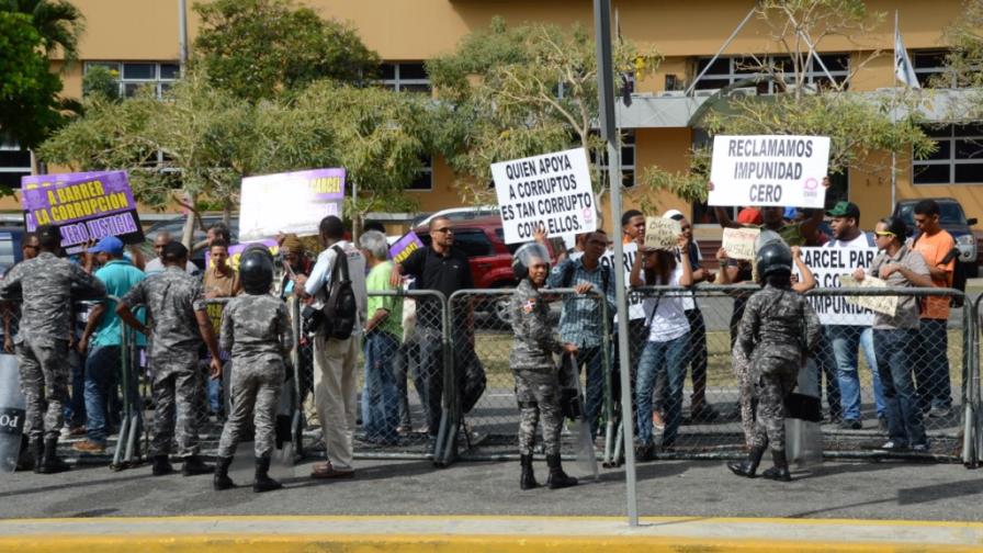 Pocos se manifestaron ante la Suprema Corte de Justicia por caso Félix Bautista Pocos se manifestaron ante la Suprema Corte de Justicia por caso Félix Bautista