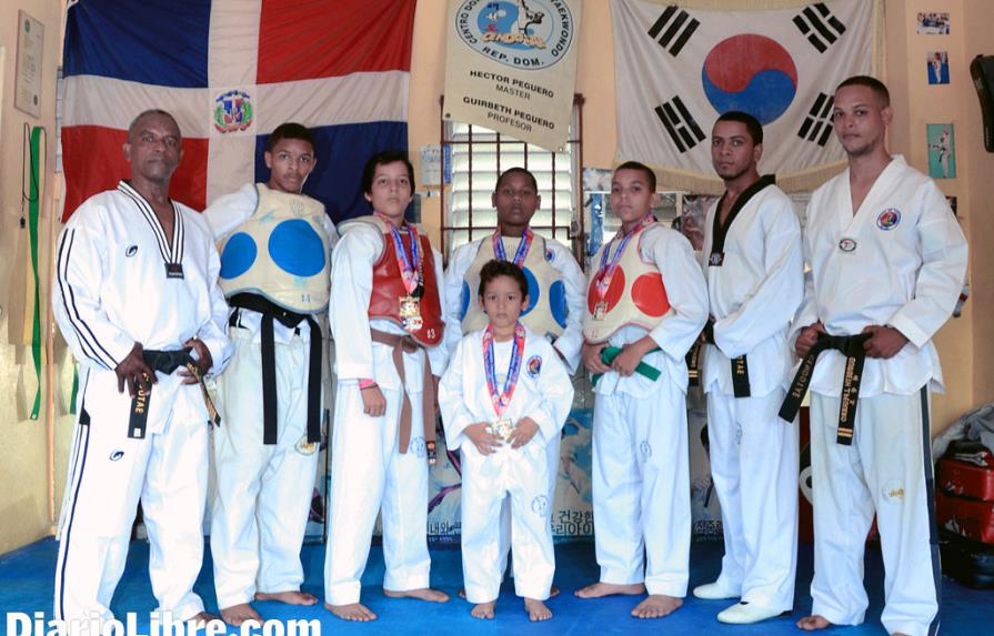Héctor Peguero forma atletas en escuela de taekwondo