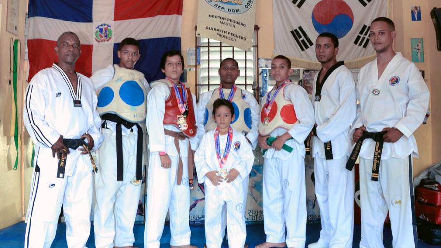 Héctor Peguero forma atletas en escuela de taekwondo Héctor Peguero forma atletas en escuela de taekwondo