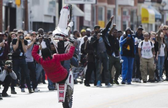 Baltimore pasa de la violencia a la tensión tras una noche de saqueos