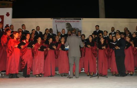 Ayuntamiento de Santiago construye plaza en honor a Caamaño