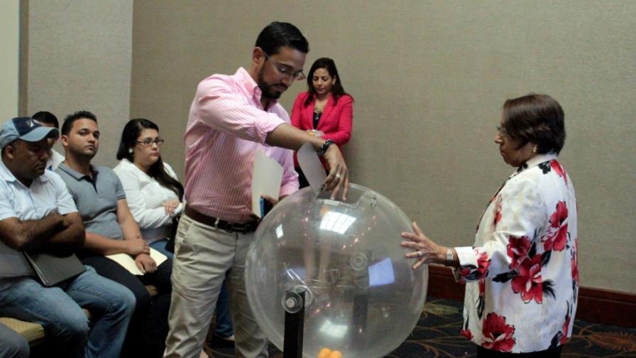 Ministerio de Administración Pública realiza sorteo de obras